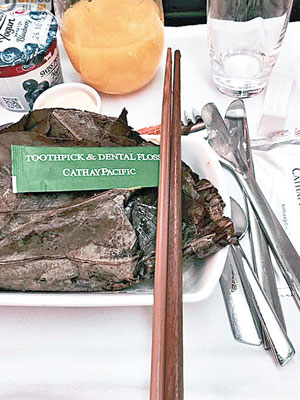 飛機餐的餐具中出現「鴛鴦筷」。