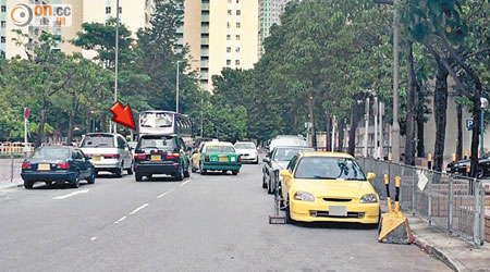 有私家車（箭嘴示）與路邊車輛平排違泊，令的士需切線，逆線爬頭。