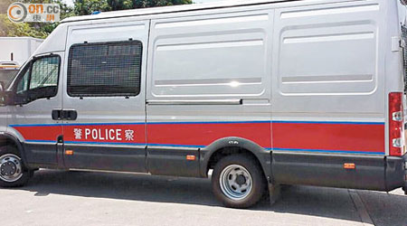 警方新款「概念車」現身警署，車身主色為香港警隊較少使用的銀色。（讀者提供）