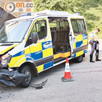 其中一輛警車左車頭損毀。