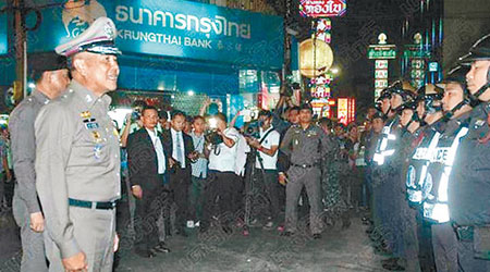 頌育（左前）率領大批警員到唐人街視察，安撫華人情緒。（互聯網圖片）