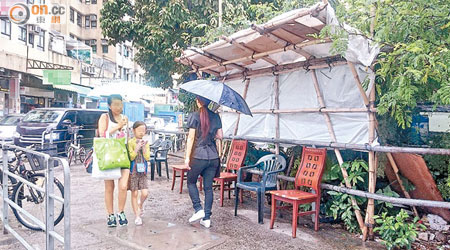 大圍積信街與積福街交界處有人僭建竹棚涼亭，陳先生擔心竹棚倒塌可致市民受傷。