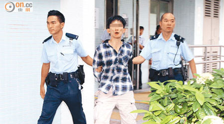 涉案被捕男子由警員押走。（黃翠穎攝）