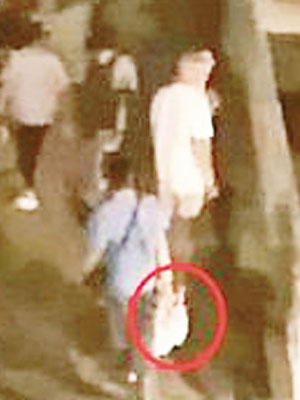 1.手持膠袋<br>一名可疑男子於鄭王橋把膠袋踢落河。（互聯網圖片）