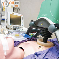 開啟電動心肺復甦器取代人手，醫生才有時間接駁ECMO機。（何頴賢攝）