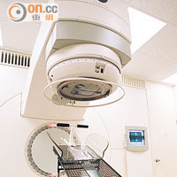 男病人曾進行正電子掃描及電腦掃描，定位抽取肺部組織化驗。
