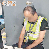 從工作人員的反光衣上清晰見到機場保安公司的英文縮寫「AVSECO」。