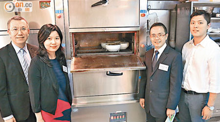 林浩文（左起）、區鳳儀、邱金榮及「鍾菜」業務經理倪振邦示範使用電熱蒸櫃。