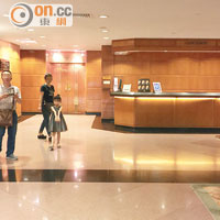 尖沙咀西選區<br>劉姓及蕭姓選民以同一間酒店的二樓作為登記住址，惟記者到訪發現該處是酒店的辦公室。