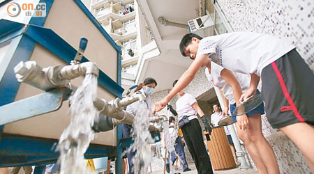 清河邨一期被驗出食水含鉛量超標，居民不敢再飲用家中的食水，紛紛到街喉取水。