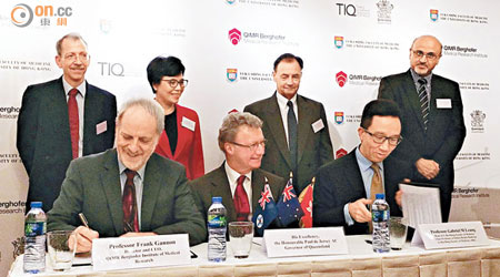 港大及昆士蘭醫學研究院簽訂合作協議，進行免疫注射療法控制鼻咽癌第二期臨床試驗。（黃卓然攝）