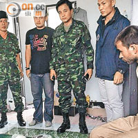 警方在疑犯（右）租住的單位搜獲大批犯案罪證。（泰國警方圖片）