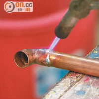 簡國樑指技術良好的工人，燒焊後只會留下一個錫圈包圍水管。