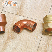 現時銅喉接駁配件主要有三類，包括焊錫配件（左）、錫線配件（中）及銅欖。