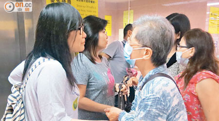 陳思祺的女兒（左一）今年五月曾趕返香港探望。左二及三為他的妻子及母親。