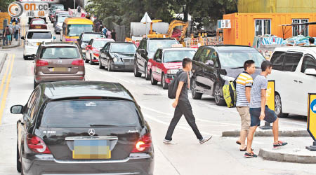 哈羅香港國際學校附近昨日於上學時間出現大量車輛，導致青山公路青山灣段近青盈路交通極擠塞。（袁志豪攝）