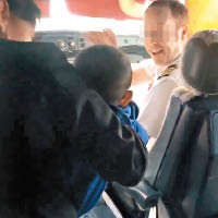 外籍機師回頭向岑潔儀兒子展露燦爛笑容。（岑潔儀Instagram圖片）
