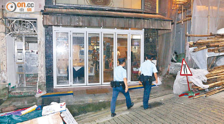 警員到被爆竊餐廳調查。（張曉楠攝）