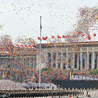 閱兵儀式上放和平鴿及氣球。（中新社圖片）