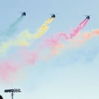 七架飛機拉出七道七色彩帶在天安門上空飛過。（中新社圖片）