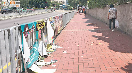 屯門震寰路與石排頭路交界有多幅橫額損毀，影響市容。