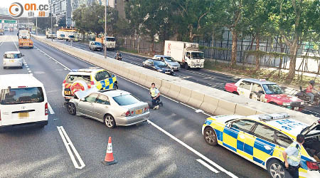 凌志撞毀警車，司機逃走被警員制服。（梁卓明攝）