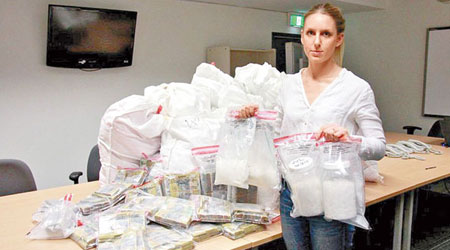 西澳警方展示檢獲毒品和金錢。（西澳警方圖片）