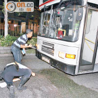 巴士擋風玻璃爆裂。（楊日權攝）