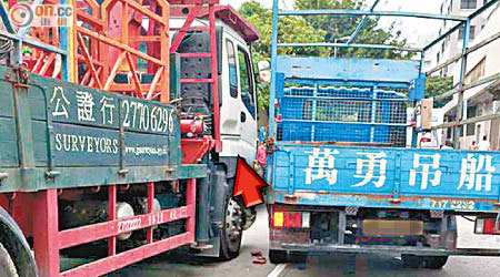 司機被夾在吊臂車與貨車之間（箭嘴示）。（網民Haho Yung提供）