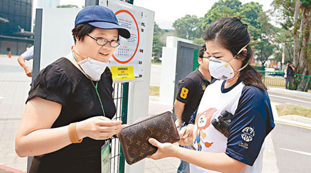 部分選民仍戴上口罩前往投票。