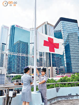 紅十字會旗徐徐落下，標誌着紅十字會金鐘總部完成歷史任務。（紅十字會提供）