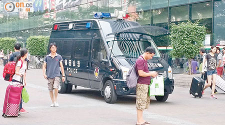 反恐車駐守 <br>福田口岸廣場外泊有「福田反恐」的警車。