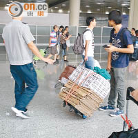 福田海關人員（左）在入境大堂巡視旅客所帶行李。