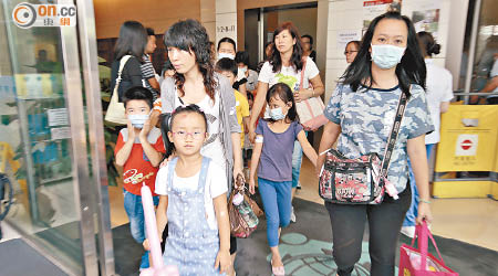 昨有五十名清河邨居民往仁安醫院驗血，小童佔多數。（胡家豪攝）