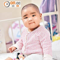 黎靖賢在一三年進行骨髓手術後，仍要留院觀察，在病房的她不時展露笑容。（受訪者提供）