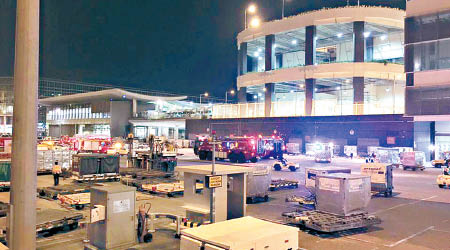 國泰航空貨運站前晚發現有化學液體滲漏。（網民Kwok Loong Man攝）
