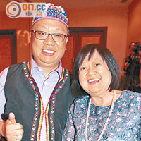 吳國安（左）着上台灣原住民服飾表演，陳淑玲大讚好靚。