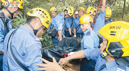 消防花約一小時將死者遺體運下山。（林兆崙攝）