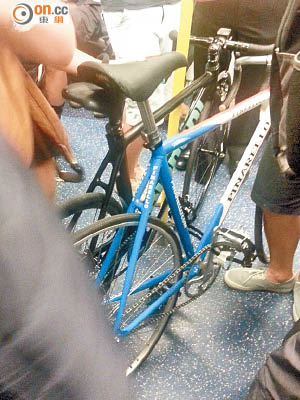 早前有人攜帶沒有拆轆的單車乘搭西鐵。<br>（讀者提供）