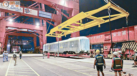 沙中線首列全長九卡的南韓製新列車前晚運抵本港。（MTR官方fb專頁）