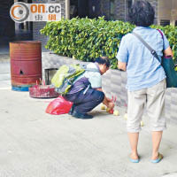 九巴車長因目睹事件到現場拜祭。（吳家豪攝）