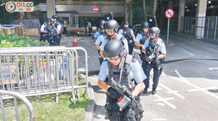 警員手持防彈盾牌及MP5衝鋒槍。（冼耀華攝）