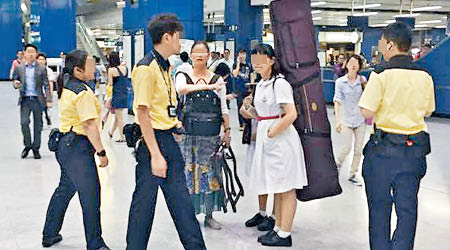 有女學生疑因攜帶體積較大的古箏乘搭港鐵，遭職員截查勸走。（互聯網圖片）