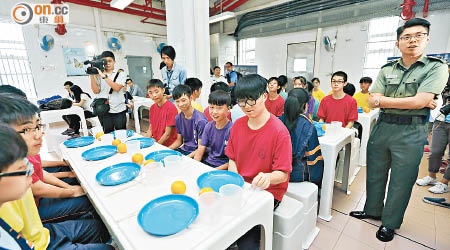 30名參與「思囚之路」的學生模擬在監獄領餐。（何頴賢攝）