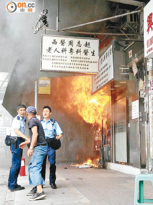 音響店因燒焊引致大火，烈燄湧出門外。（讀者施先生提供）