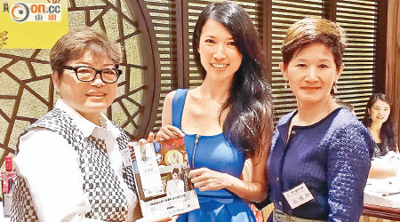 林華琴（左）請Jennifer（中）分享香港隱世醬料心得，右為協會副會長歐陽珍。（余素月攝）