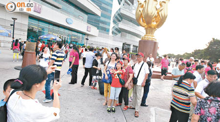 來港內地旅客人數有下降趨勢，重創本港旅遊業。（袁志豪攝）