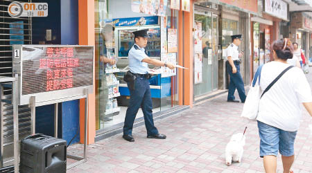 警方上街向市民派發防電話騙案宣傳單張。