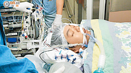 陳英傑完成手術後翌日已甦醒，更能向家人揮手。