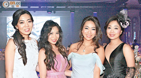 HK ballet Ball <br>負責籌辦芭蕾舞團之夜的保良局前主席梁寶珠千金林玉茵（左二），細個都學過跳舞，旁為馬賢慧（左一）、林煒珽（右二）及「鋼鐵公主」陳寧寧（右一）。